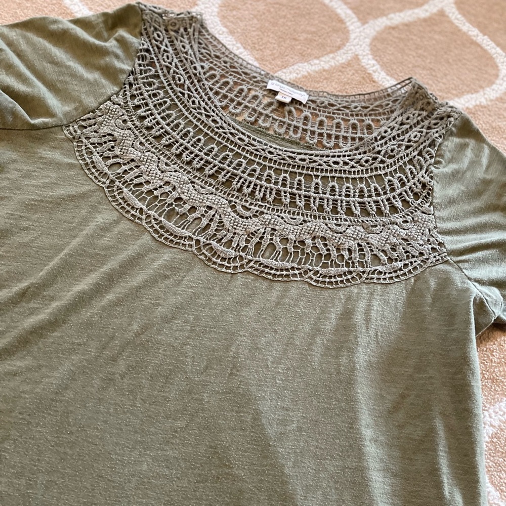 Liz Lange Olive Green Maternity Short Sleeve Top - Picture 7 of 7